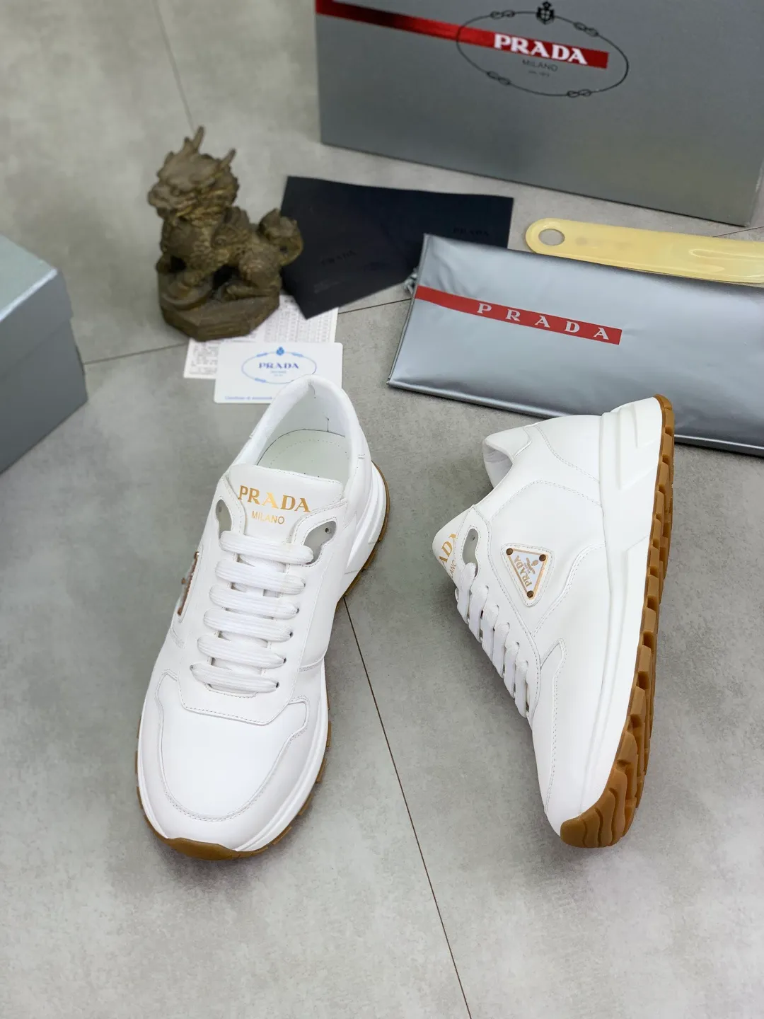 Men's shoes 💰P540 new (higher version) new PRADA (Prada) classic models are on the market at the same time, new men's shoes, 😘fabrics are selected from original imported calfskin. First layer of imported cowhide lining. The original version is awesome! 👍🏿Original open-molded non-slip PU outsole, with exquisite lines, simple and elegant, super comfortable and classy on foot, suitable for leisure travel. Code number: 38-45 (46 customized) 4️⃣ colors available